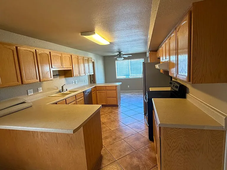 164 E Martin Dr — Photo 5