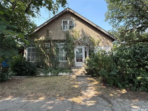 1014 Iroquois Street W, Moose Jaw, SK S6H 5B8