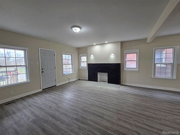 4th image of 3315 Cortland St