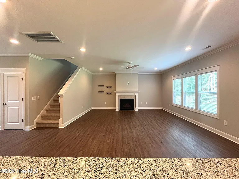 404 Endicott Ct — Photo 6