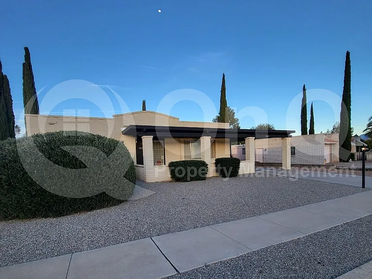 905 S La Bellota — Photo 2