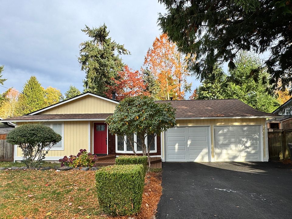 Drive way and front yard.
NEW roof.
NEW exterior paint
NEW entry door