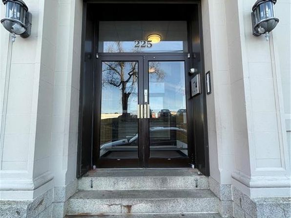 213 Golden Hill St #6D