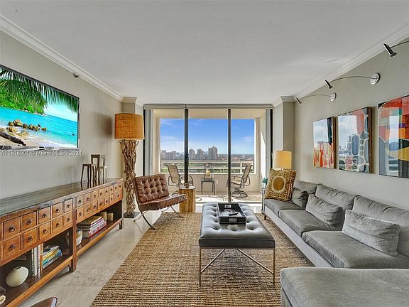 5th image of 20225 NE 34th Ct APT 2017