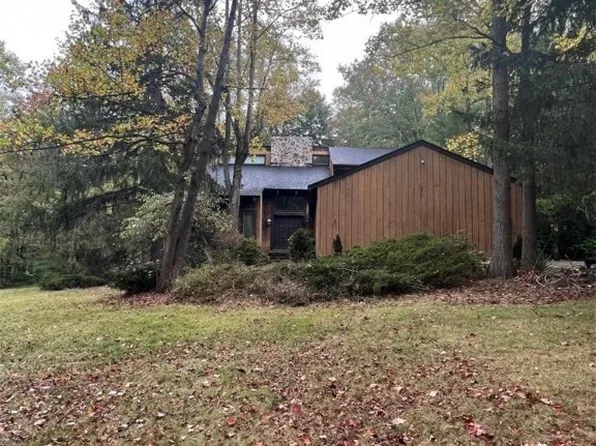 7568 White Pine Dr, Chesterland, OH 44026