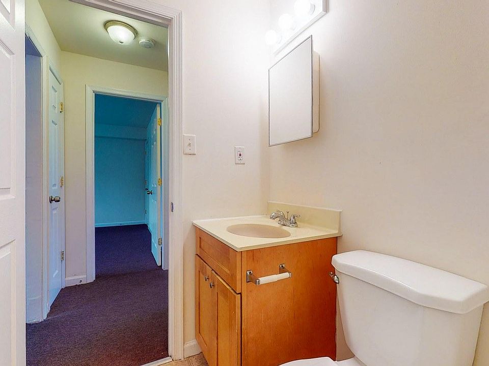 Bathroom & Hallway