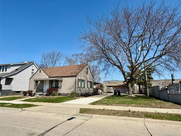 22133 Rosedale St, Saint Clair Shores, MI 48080
