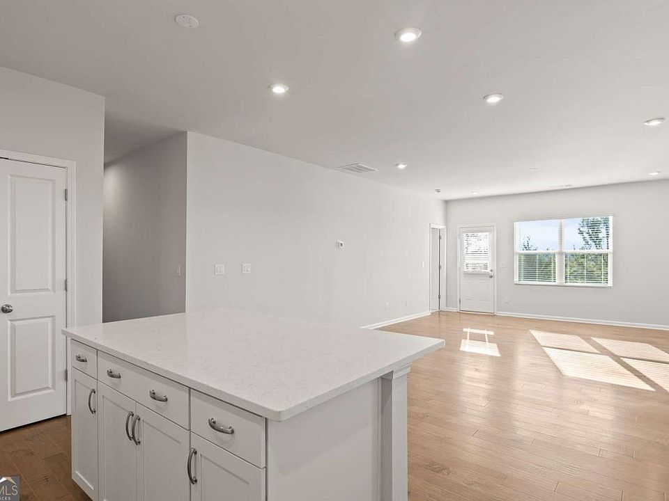1st image of 440 Village Ln