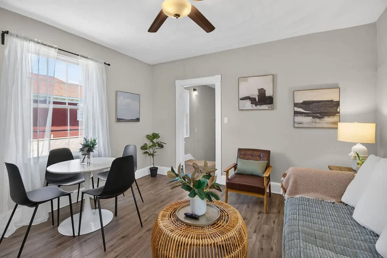 2 bed, 1.0 bath, 947 sqft, $4,364 — Photo 4