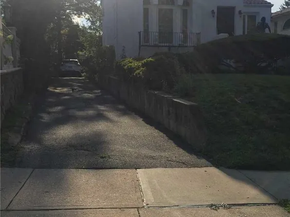 252-33 Brattle Avenue image 1 of 12