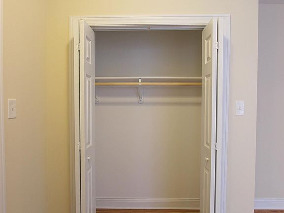 5th image of 949 W Cornelia Ave APT 01B