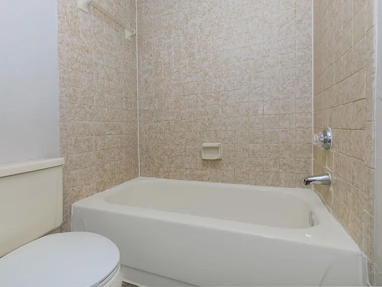 Lincoln Glens Apartments — Photo 56