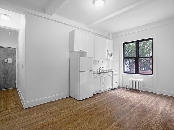 3rd image of 19 W 69th St APT 401