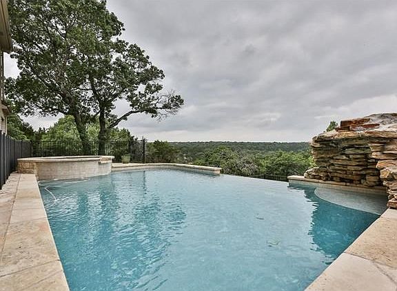 Start, spend or end your day with this amazing view from the pool