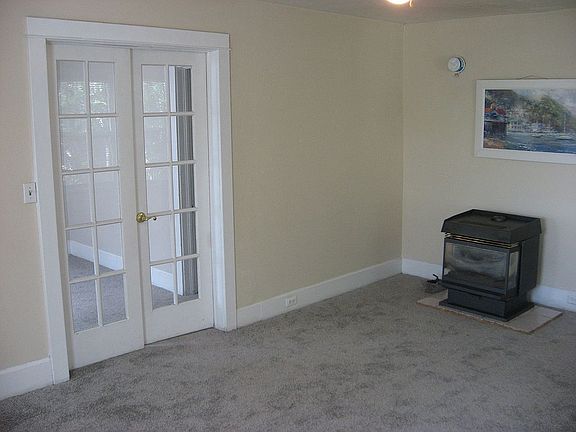 French doors to f/ bedroom