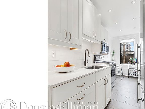 3rd image of 136 Waverly Pl #6E