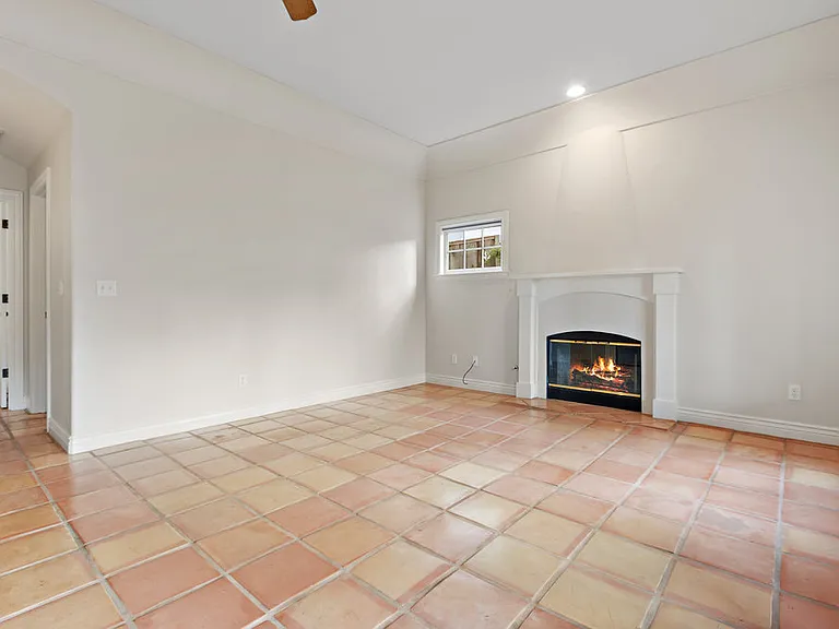 6362 Broadway Ter — Photo 2