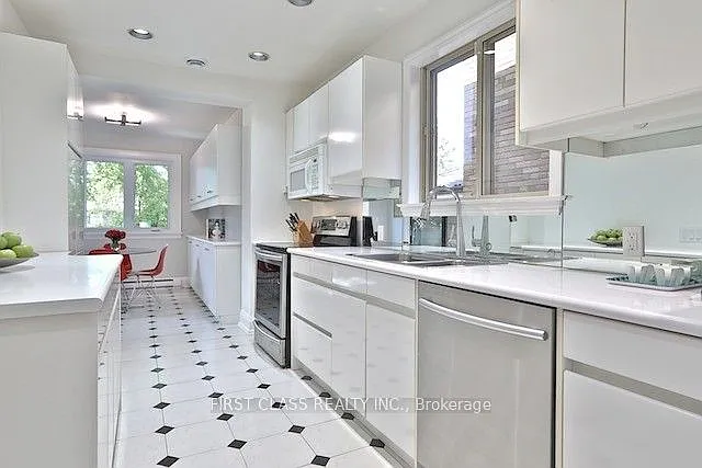 262 Castlefield Ave — Photo 4
