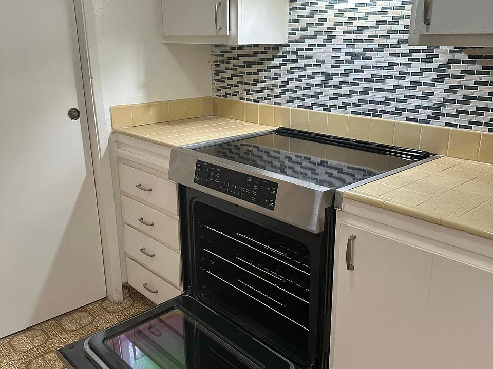 Oven has convection and air-fry options