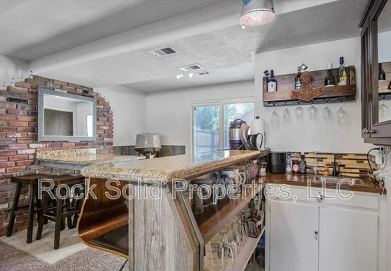 1039 Melton St — Photo 32