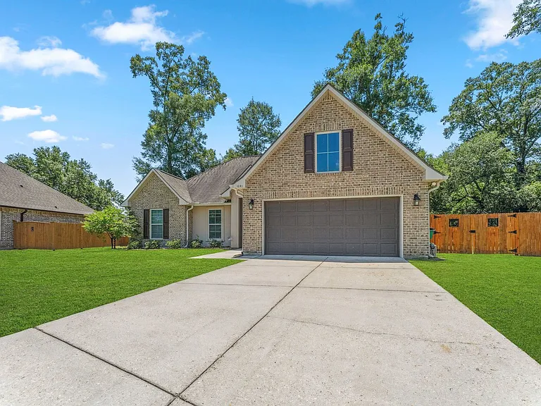 1041 Berkshire Dr — Photo 2