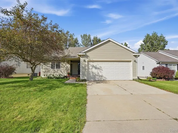2649 Thistlewood Dr, Howell, MI 48843