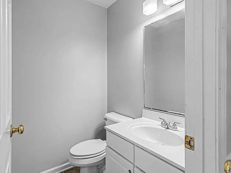 209 Lansing Ct — Photo 18