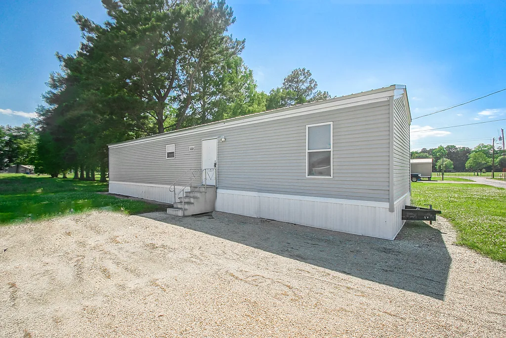 3 bed, 840 sqft, $1,200 — Photo 1