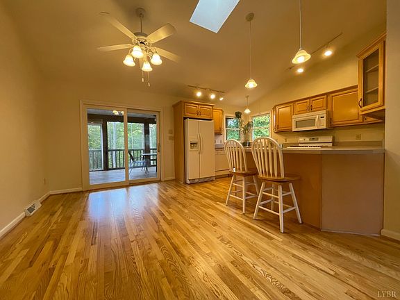 3rd image of 225 Lake Forest Dr