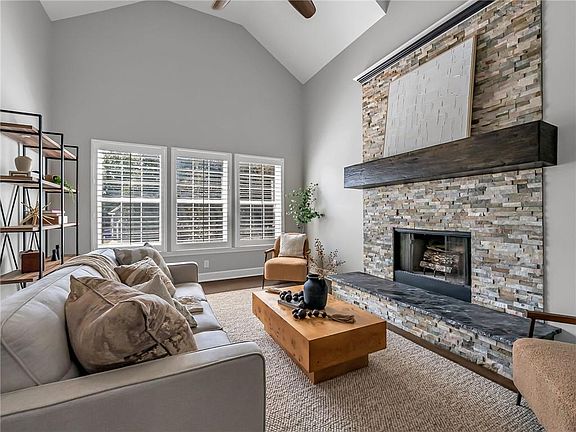 5th image of 2310 W Layton Dr