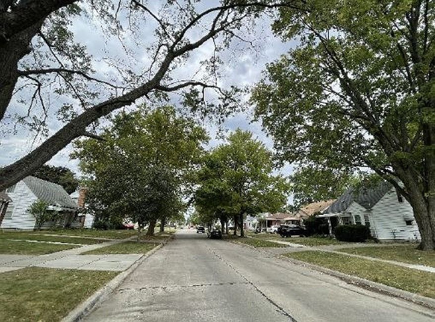 Exterior Neighborhood (street photo)