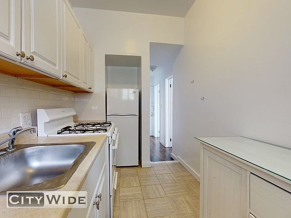 4th image of 985 Lexington Ave APT 3