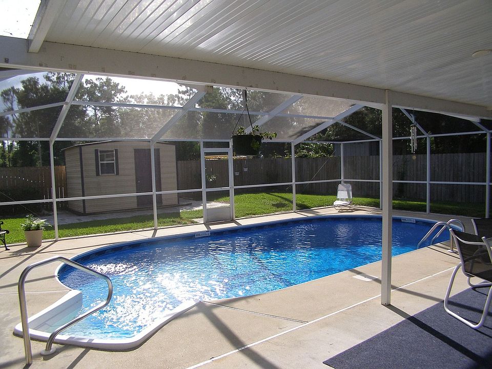 enclosed patio/pool