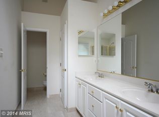 1112 Regal Oak Dr, Rockville, MD 20852