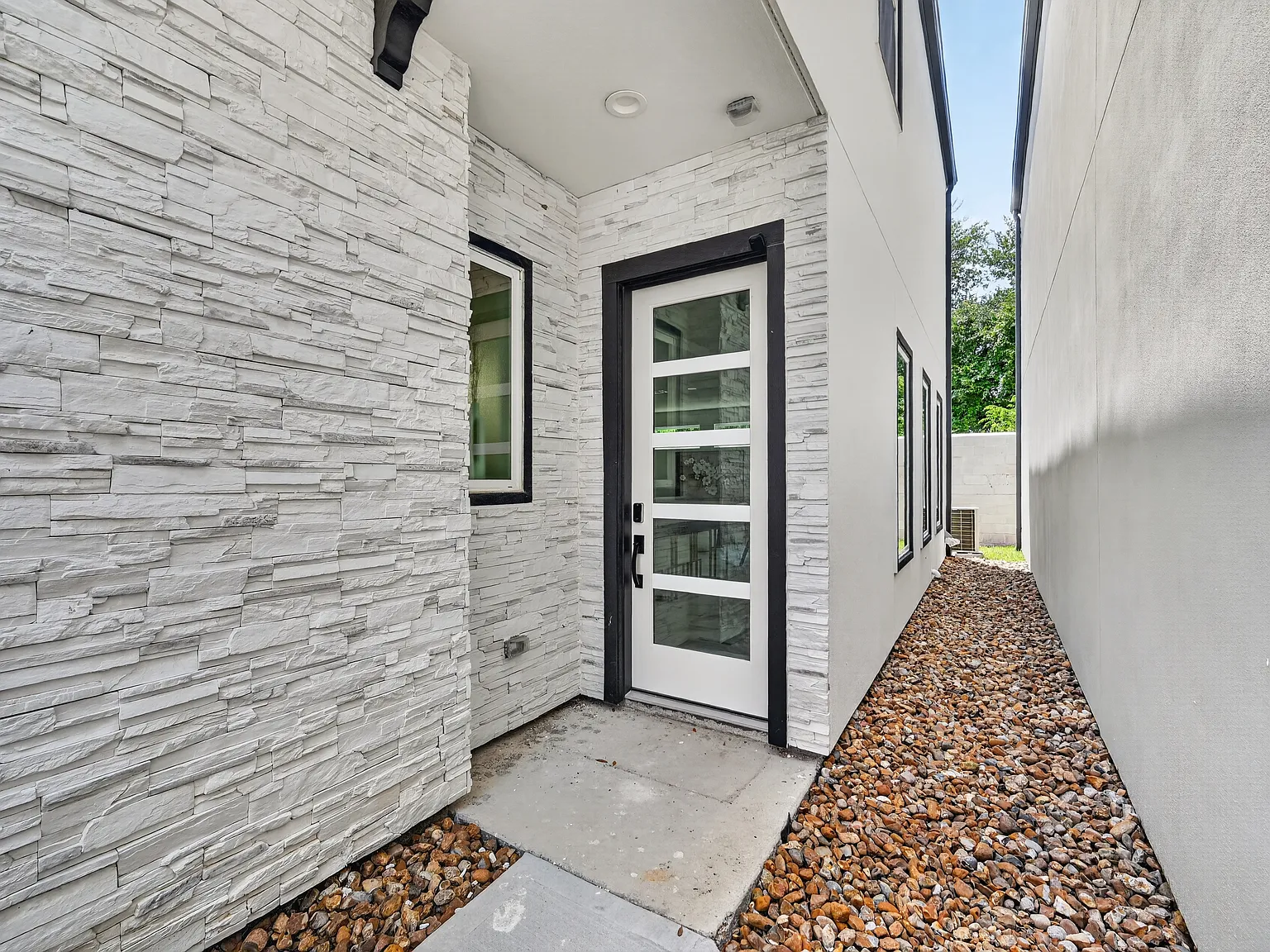 3 bed, 2.5 bath, 2181 sqft, $5,750 — Photo 3