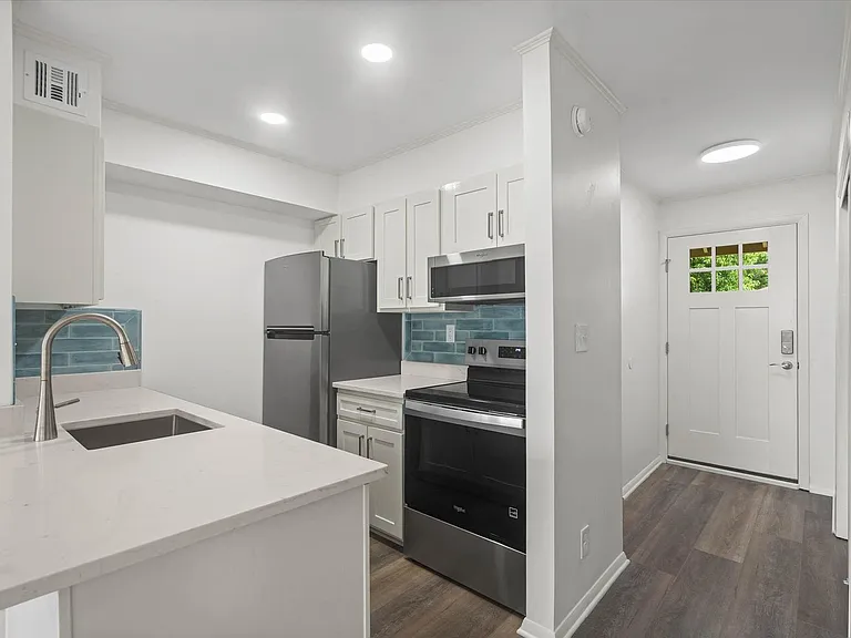 2024 Sea Cliff Dr N — Photo 3