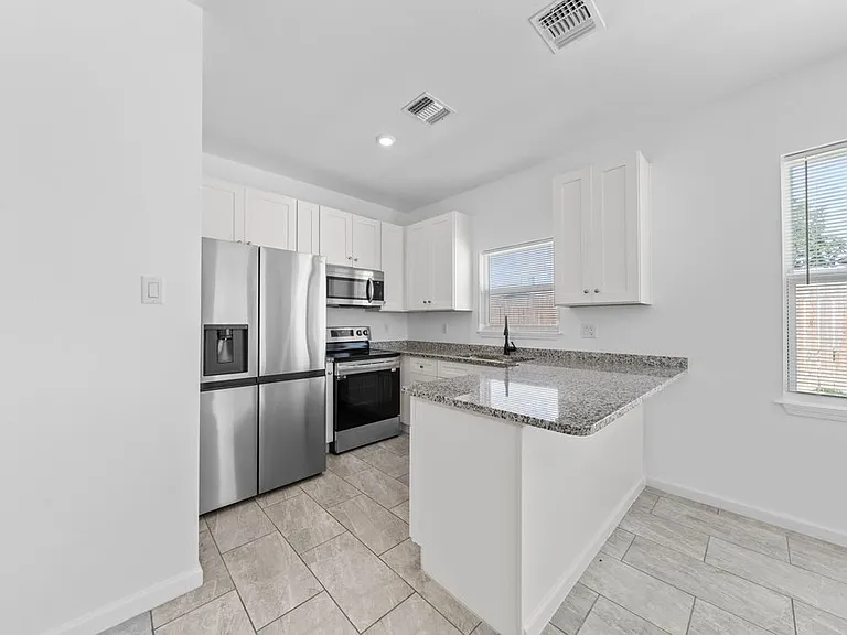 323 Gabriel St #202 — Photo 9