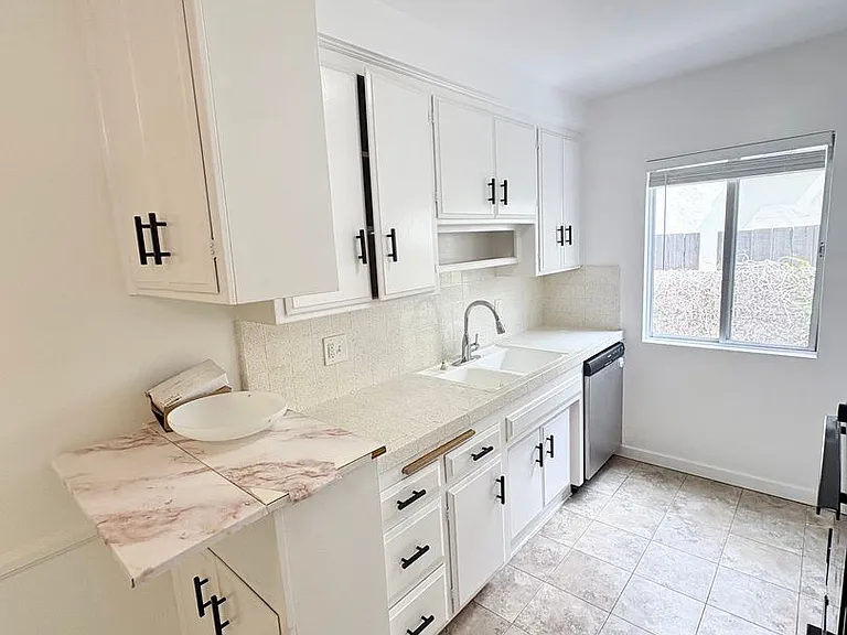 Peerless Apartments — Photo 16