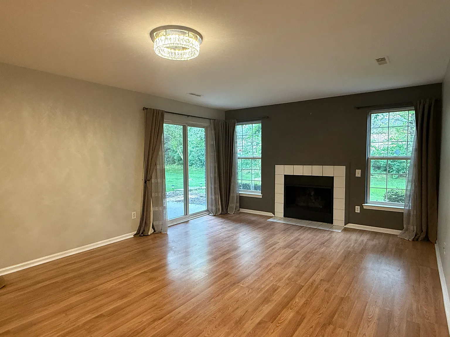 2 bed, 1213 sqft, $2,050 — Photo 3