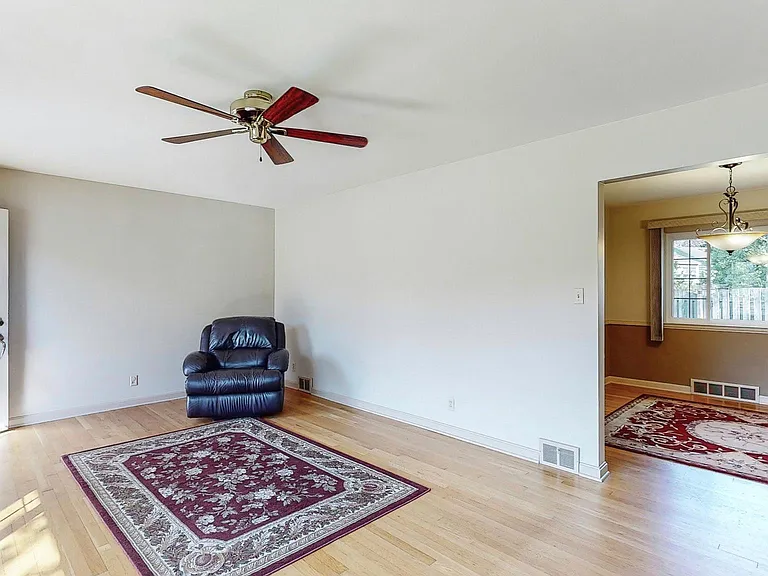 1835 Phelps Ave — Photo 6