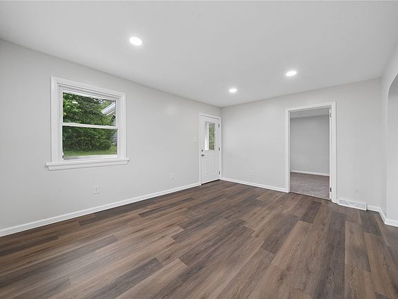 3rd image of 906 Allegheny Ave