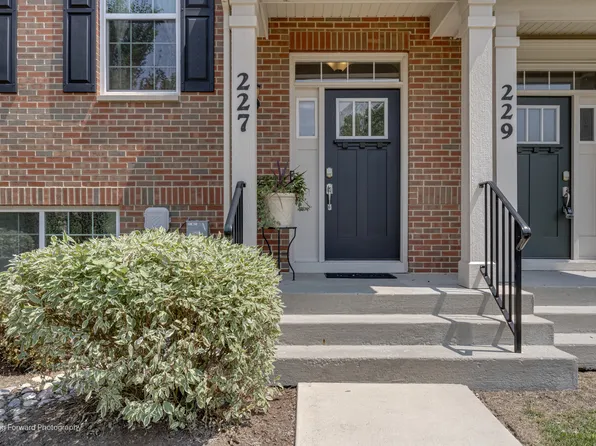 227 Lakeshore Dr, Oswego, IL 60543