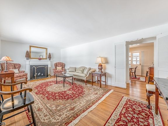 2nd image of 64 Tulip St