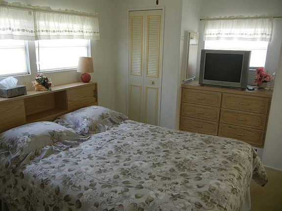 Bedroom, queen, 3 closets