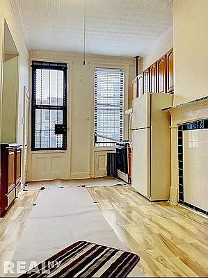 5th image of 129 Montrose Ave #2RR