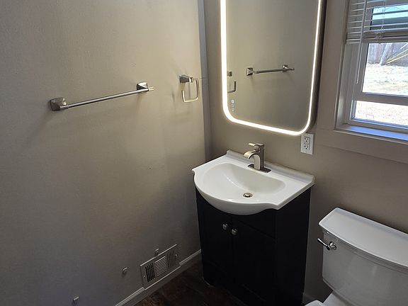 4th image of 977 SW Hall Ave