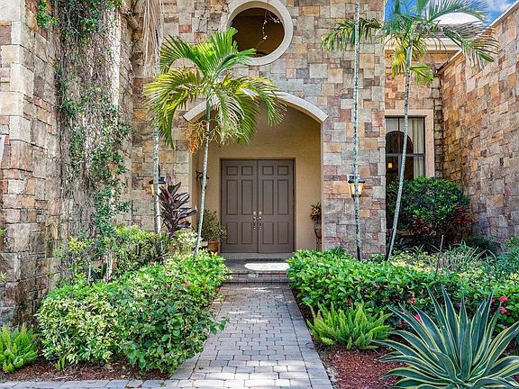 3rd image of 10740 Versailles Blvd