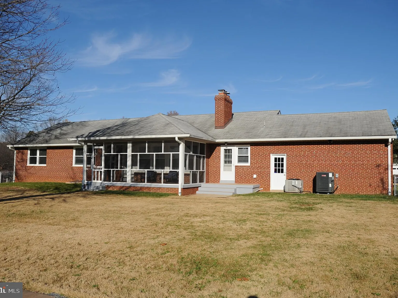 6 bed, 3.0 bath, 4480 sqft, $4,200 — Photo 3