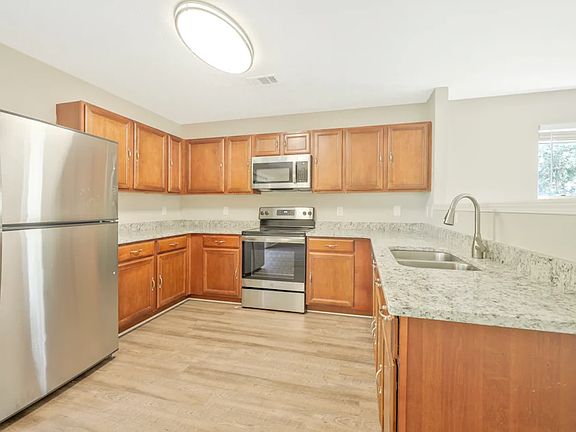 3rd image of 2876 Creekbend Dr