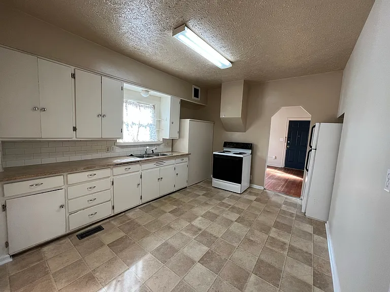 317 S Regal St — Photo 8